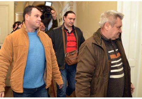 NERVOS CUMINTE. Dus la Tribunal cu propunere de arestare preventivă, Gheorghe Raţiu (dreapta, în foto), şeful interimar al Gărzii de Mediu Bihor, s-a enervat când ziariştii l-au întrebat de şpăgi, bruscând reporterii care i-au ieşit în cale. În sala de judecată, în schimb, a devenit "un om de treabă care are un nume în oraş", şi care, fiind slab de inimă, ar trebui lăsat în libertate ca să-şi vadă de sănătate 